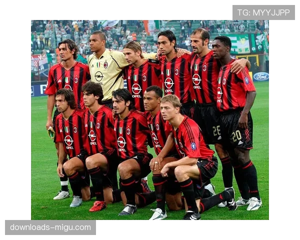 更衣室特写：失利后，AC米兰老将克亚尔在白板上向年轻队友讲解肋部协防站位